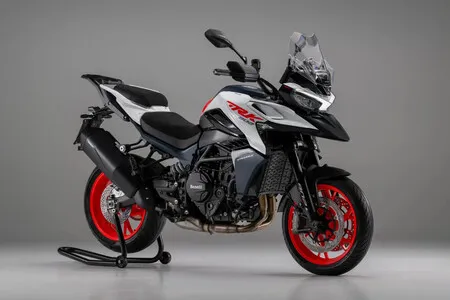 Benelli se acaba de sacar de la manga las TRK de 900 cc por 9.000 euros. Las trail chinas que empezaron la fiebre son ahora un chollazo