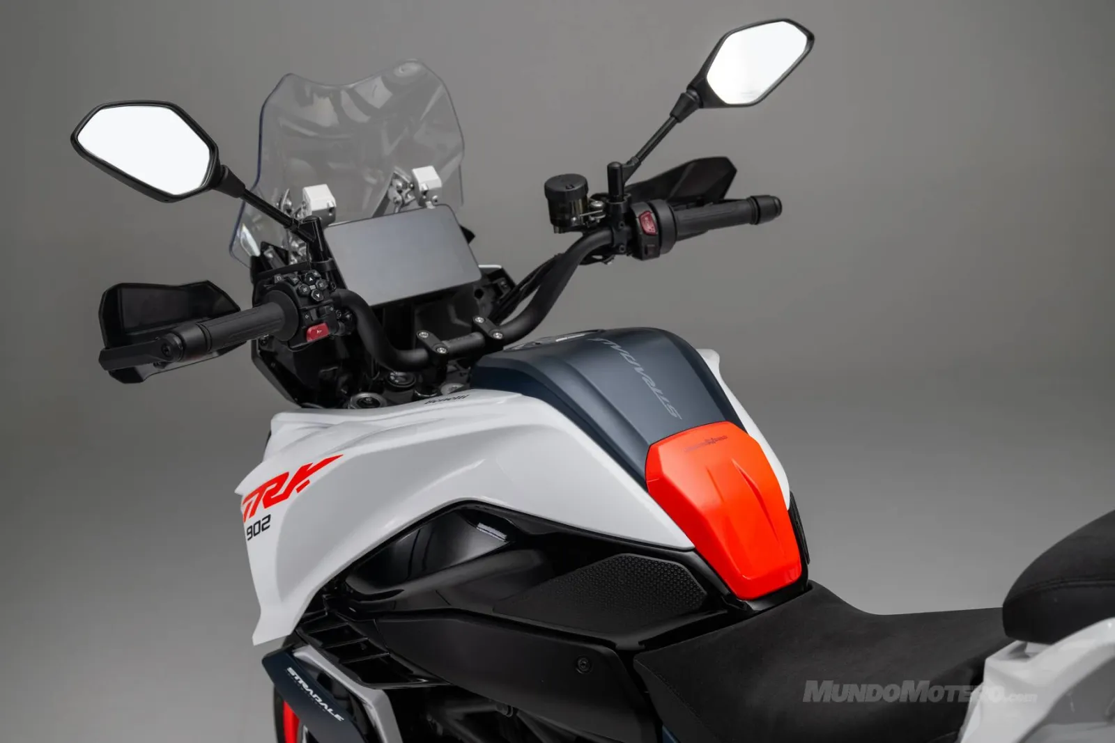 Así es la moto TRK 902 Stradale, la nueva propuesta de Benelli para rutas exigentes