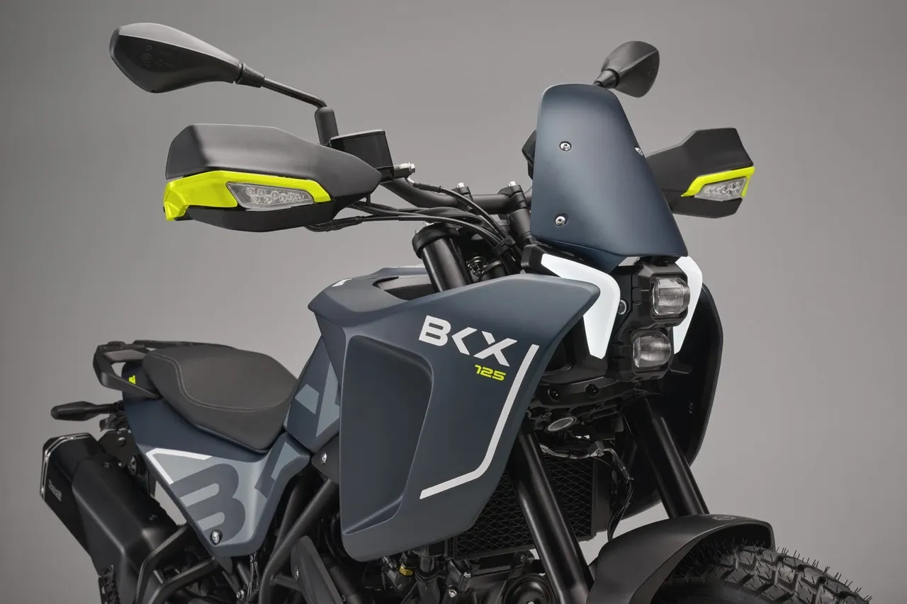 Benelli va en serio con las motos pequeñas y esta BKX lo confirma