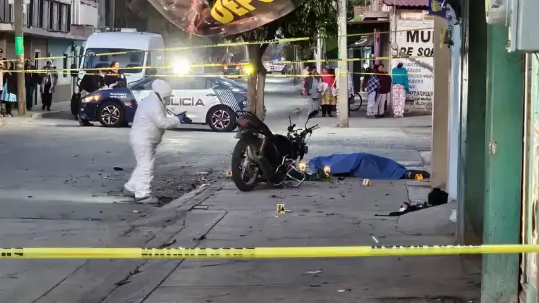 Trágico accidente en León: Muere joven al estrellar su Italika contra un árbol en Duarte; no traía casco