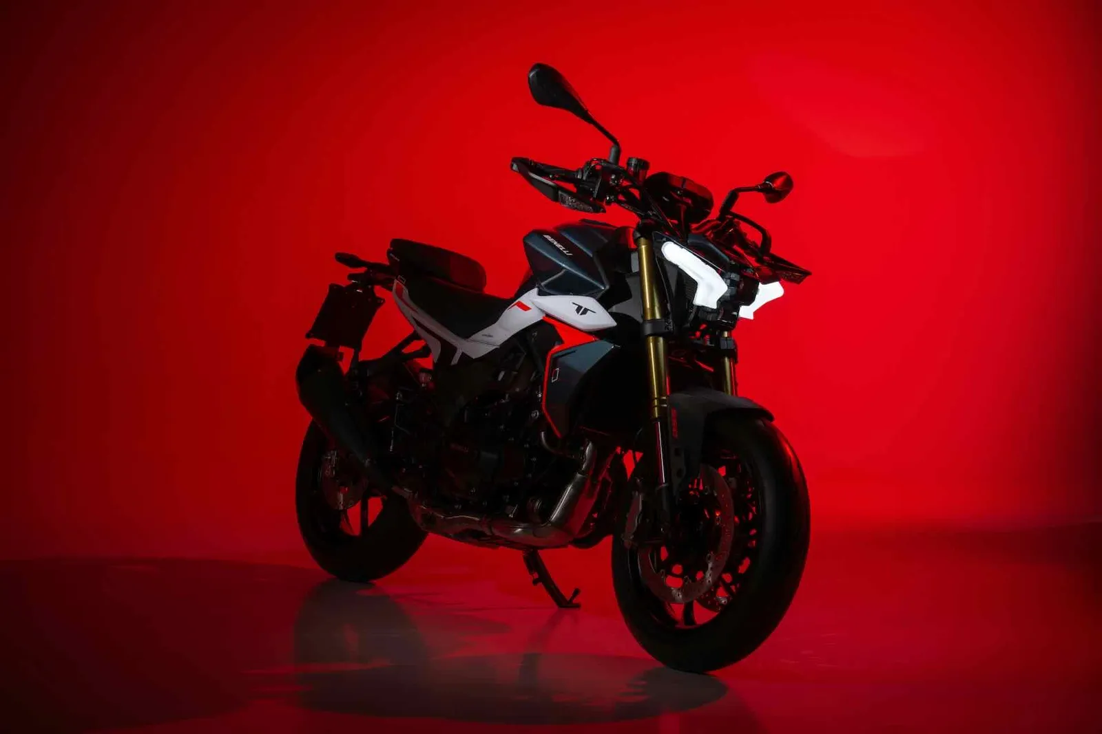 Benelli TNT 550 2026: La deportiva se desnuda y nos trae una futurista naked para el A2