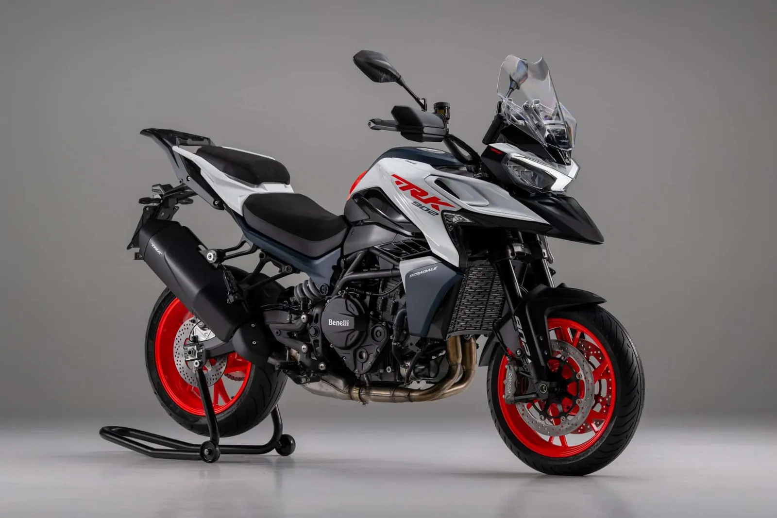 Benelli TRK 902: 95 CV, A2 y 2 versiones para atacar el segmento trail por menos de 9.000 euros