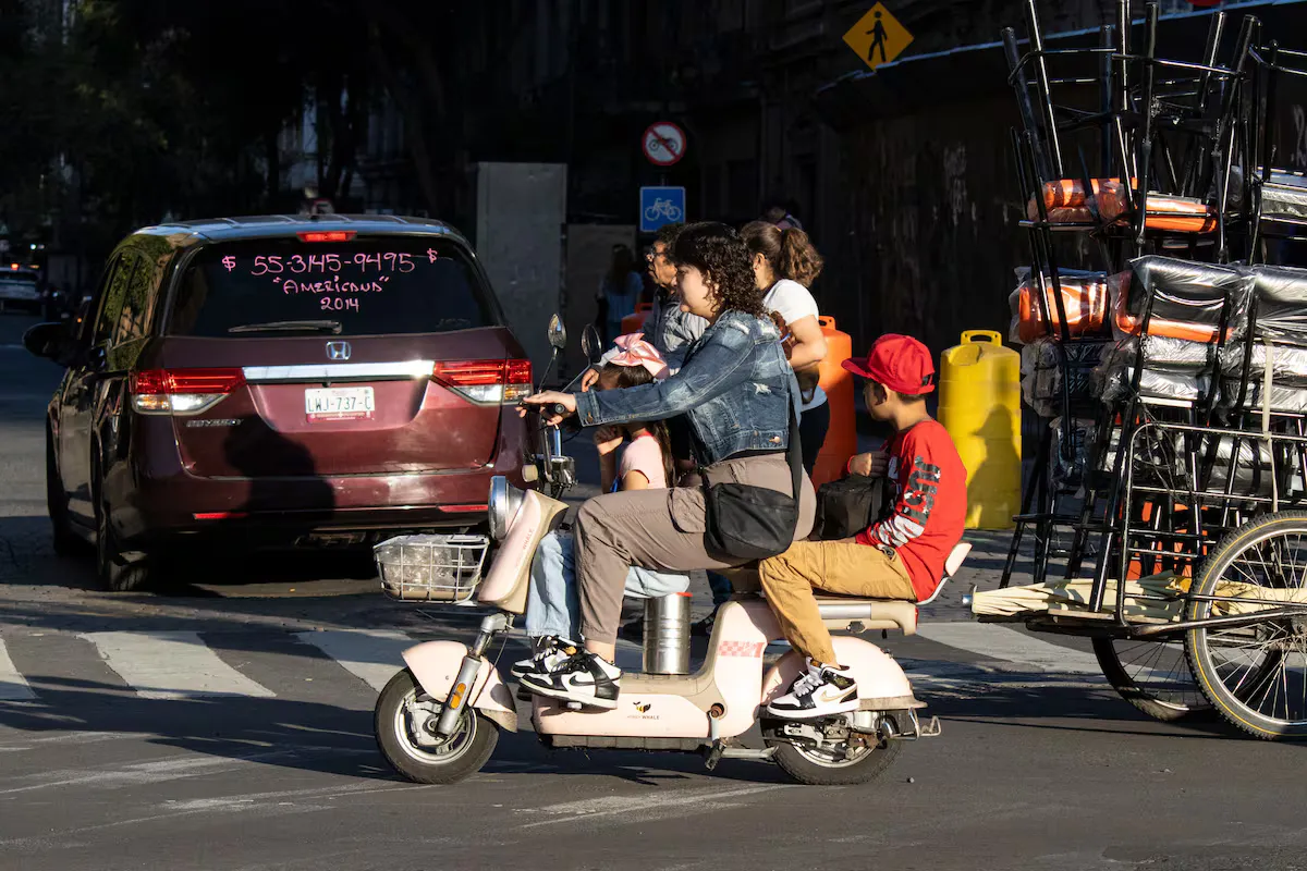 A quién aplica la nueva exigencia de Ciudad de México de placas y licencias para scooters y motos eléctricas