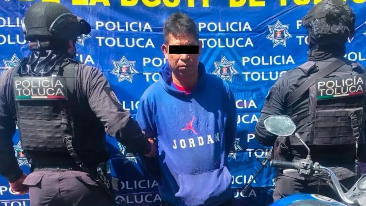 Detienen a dos personas con motocicletas robadas en la Central de Abastos de Toluca