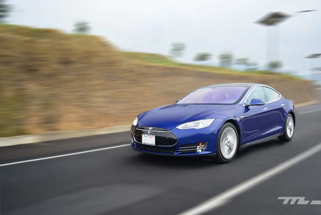 Estudiaron millones de coches con más de 140,000 km para resolver la duda: ¿falla más un auto eléctrico o uno de gasolina?