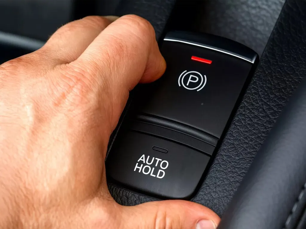 Esto sucede si activas el freno de estacionamiento eléctrico con el auto en movimiento: sólo debe hacerse ante una situación en específico